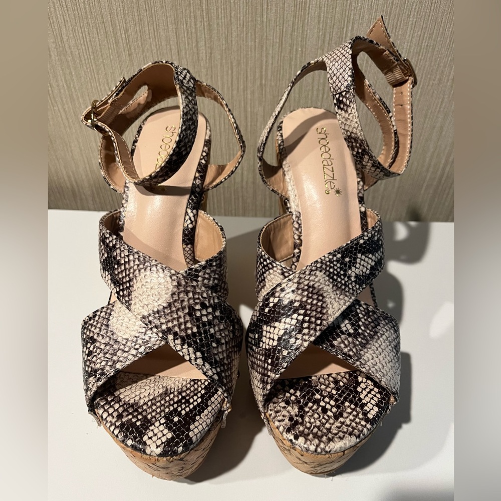 Shoedazzle Eady Studded Platform Wedges sz 6